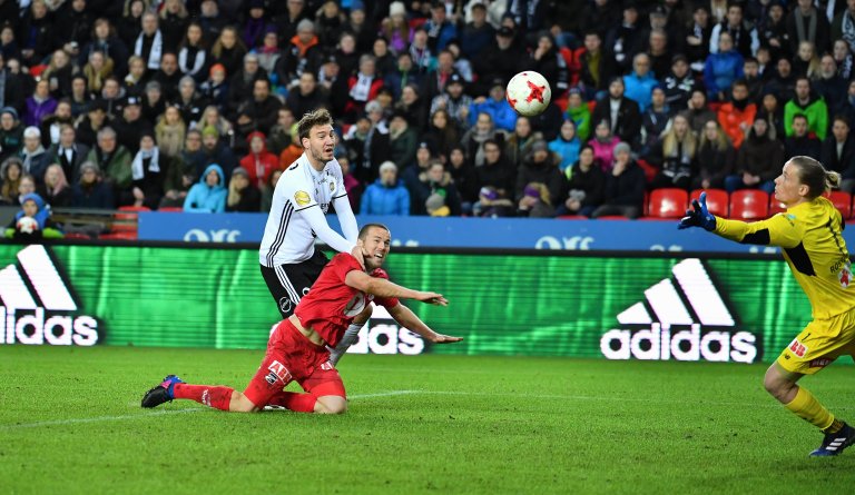 Nicklas Bendtner rager høyere enn Odds Espen Ruud og sender Rosenborg i ledelsen 1-0 bak Odds keeper Sondre Rossbach. Foto : Arve Johnsen, Digitalsport