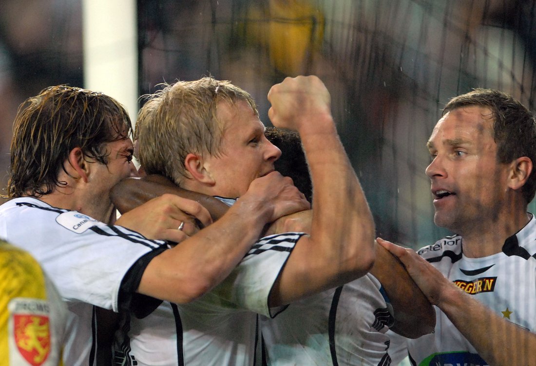 Steffen Iversen jubler sammen med Miika Koppinen og Ståle Stensaas etter å ha sikret en uhyre viktig seier på overtid mot Tromsø i 2006. 