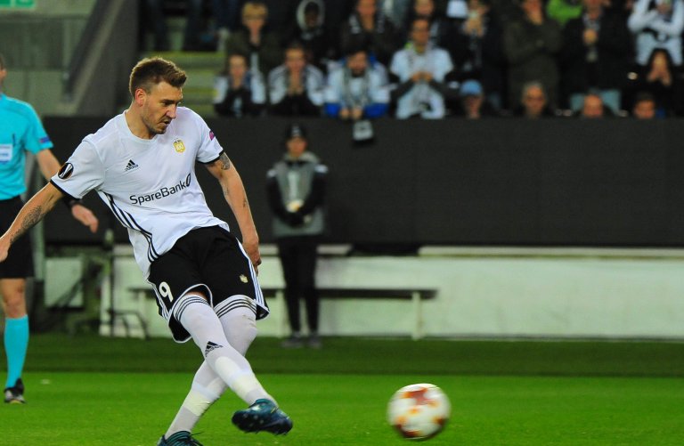 Nicklas Bendtner setter 1-0 fra straffemerket mot Vardar.