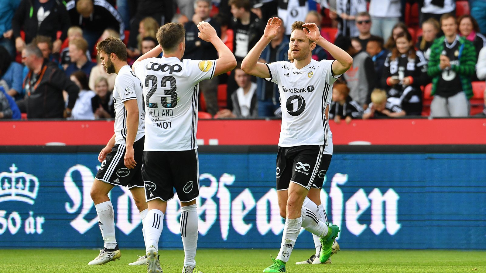 Matthias Vilhjalmsson takker Pål André Helland for assisten.