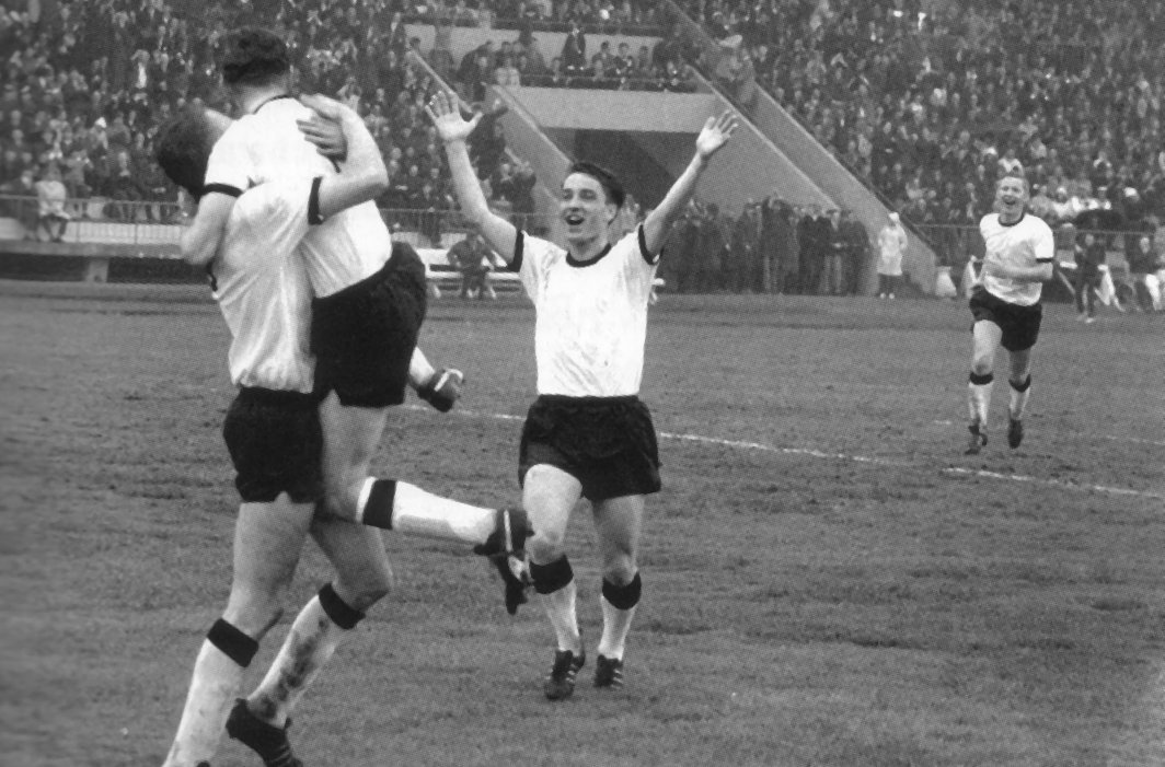 Toppoppgjør i 1967 mot Lyn. Målscorer Odd Iversen løfter Tor Kleveland, mens Harald Sunde og Nils Arne Eggen jubler i bakgrunnen.