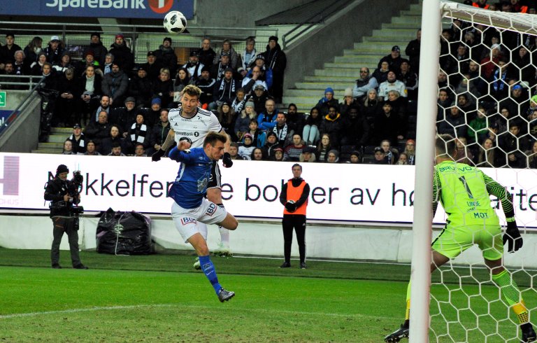 En knallsterk Nicklas Bendtner knuste sin oppasser og headet RBK i føringen. Senere brukte han sin slepne teknikk til å smelle inn sitt andre på volley!