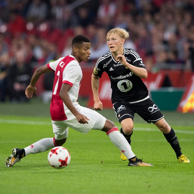 David Neres og Birger Meling i oppgjøret i Amsterdam