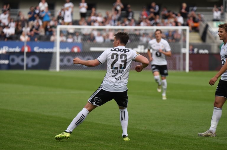 Pål André Helland ble mye å hanskes med for Kristiansund. Et mål og ett straffespark var resultatet av herjingene før pause.