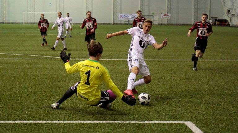 I FØRINGEN: Erik Botheim sendte Rosenborg i føringen etter flott Levi-assist.