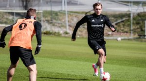 Morten Ågnes Konradsen forsøker å passere Alex Gersbach