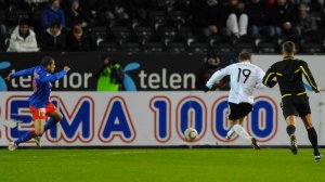 Markus Henriksen skårer mot Atletico Madrid