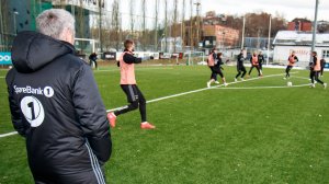 Kåre Ingebrigtsen ser på trening