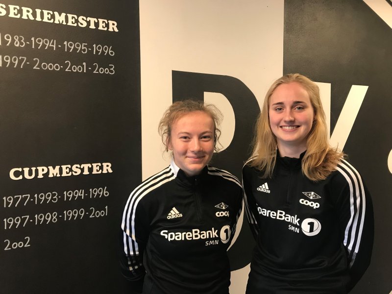 Sara Kanutte Fornes og Emilie Bragstad i nytt treningsutstyr fra adidas. Foto: Rosenborg BK Kvinner.