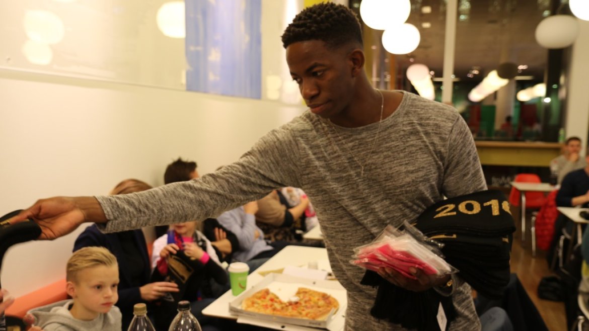 Mush deler ut skjerf på St. Olavs