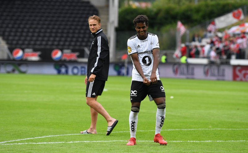 Emil fikk sin revansje da han storspilte mot Tromsø. Her danser han for Kjernen etter kampen.