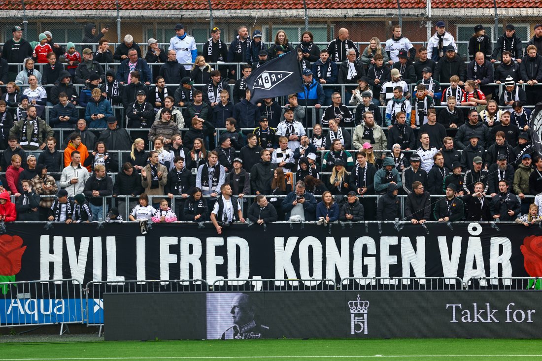 "Hvil i fred, Kongen vår" før eliteseriekampen mellom Bodø/Glimt og Rosenborg på Aspmyra stadion.