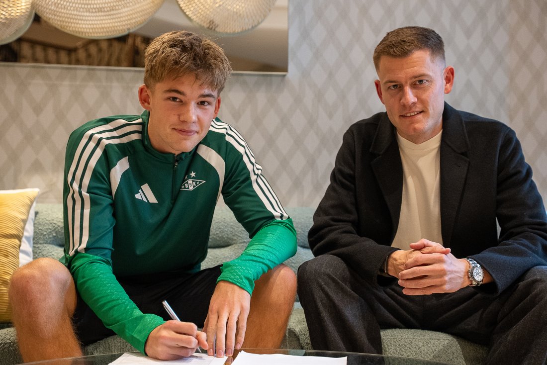 Mads Bomholt og Alfred Finnbogason signerer kontrakten som gjør førstnevnte til Rosenborg-spiller de neste fem årene.