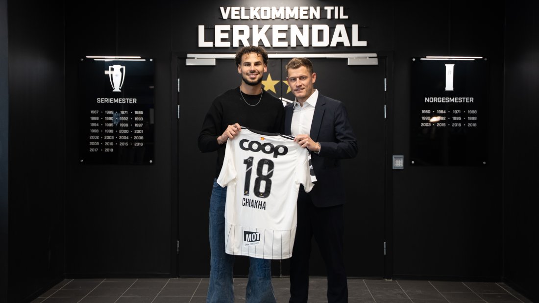 Amin Chiakha sammen med Rosenborgs sportslige leder, Alfred Finnbogason.