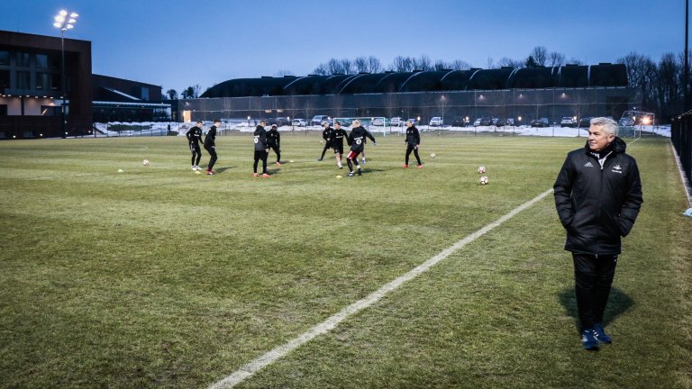 Ingebrigtsen inspiserer treningen dagen før kamp