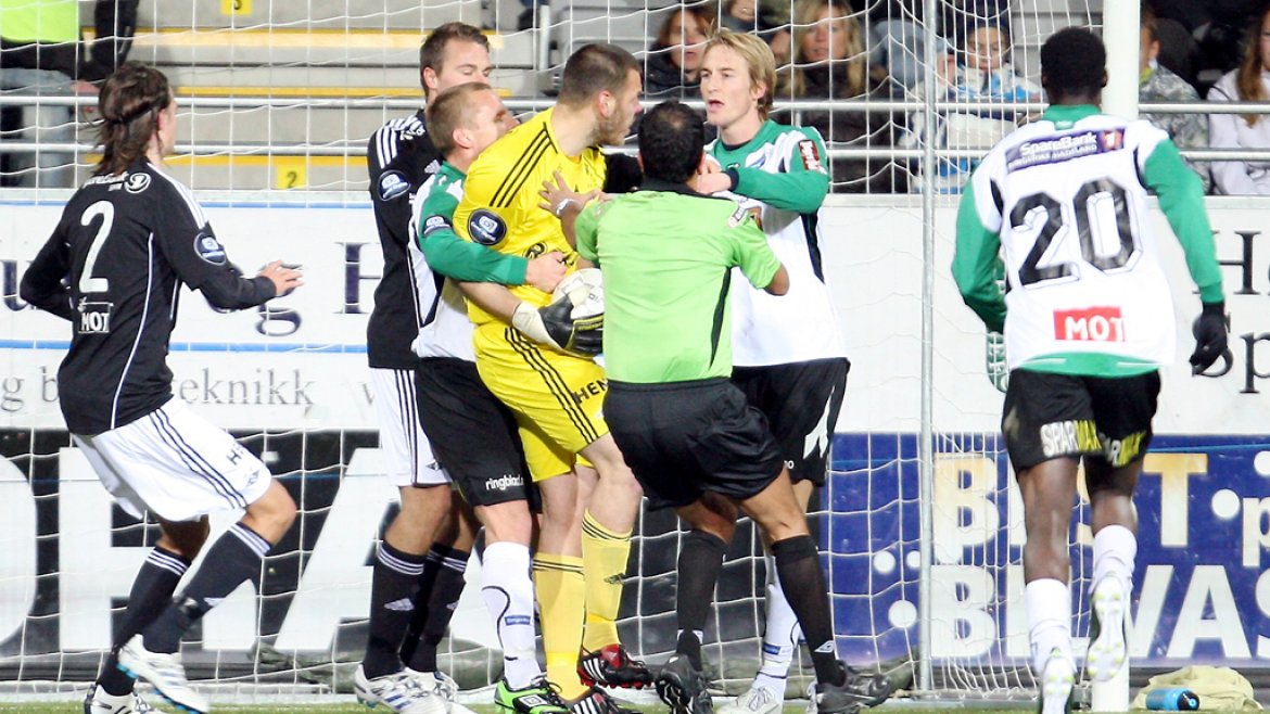 Daniel Örlund får gult kort mot Hønefoss
