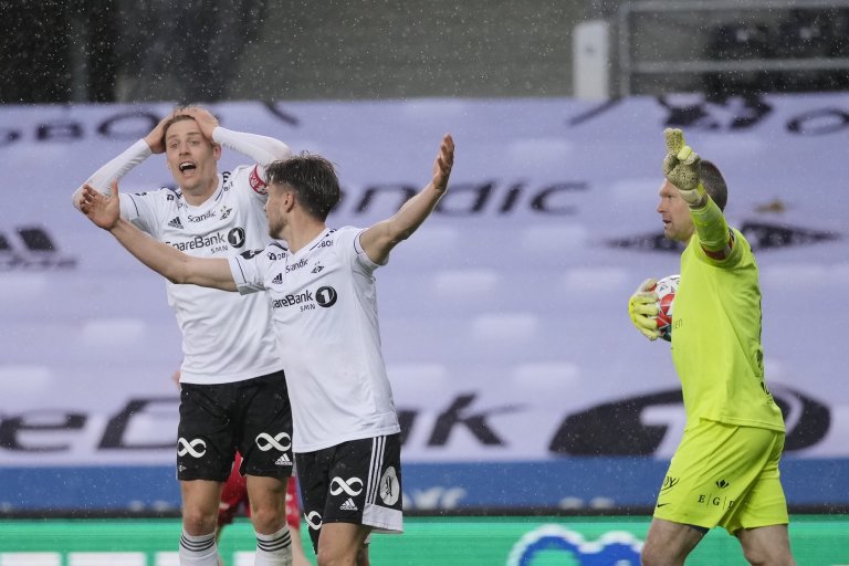 Kristoffer Zachariassen fortvilte sammen med Vebjørn Hoff da dommeren ikke blåste scoring etter 52 minutter, men "Doff" skulle tilslutt ende med hattrick og en deilig overtidsseier! Foto: Ole Martin Wold / NTB