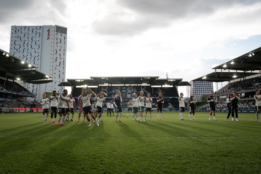 Rosenborg-spillerne feirer etter 4-0 over HamKam og fire hjemmeseiere på rad.