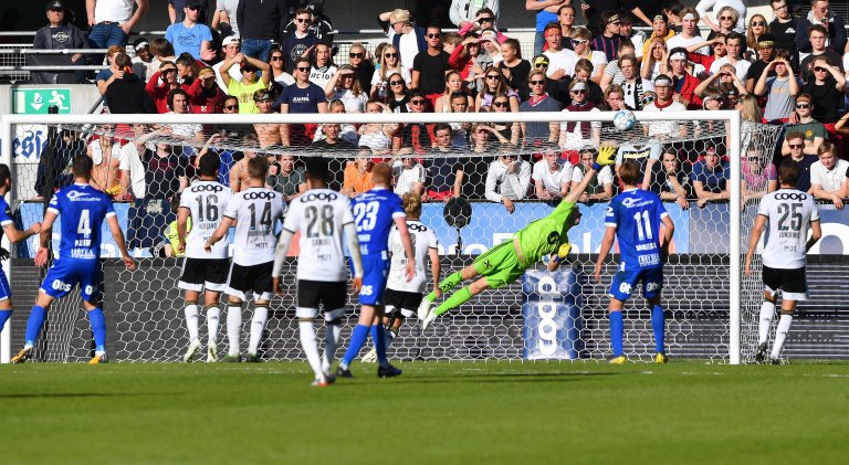 André Hansen var ute i full strekk, men kunne ikke hindre Grindheims presise heading.