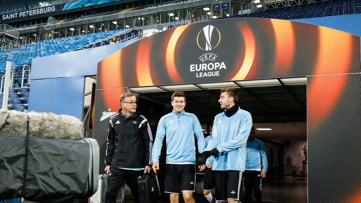 Lege Drogset fører tilsyn med Pål Andre Helland og Nicklas Bendtner.