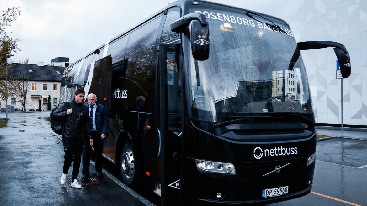 Johan Lædre Bjørdal på vei inn i RBK-bussen.