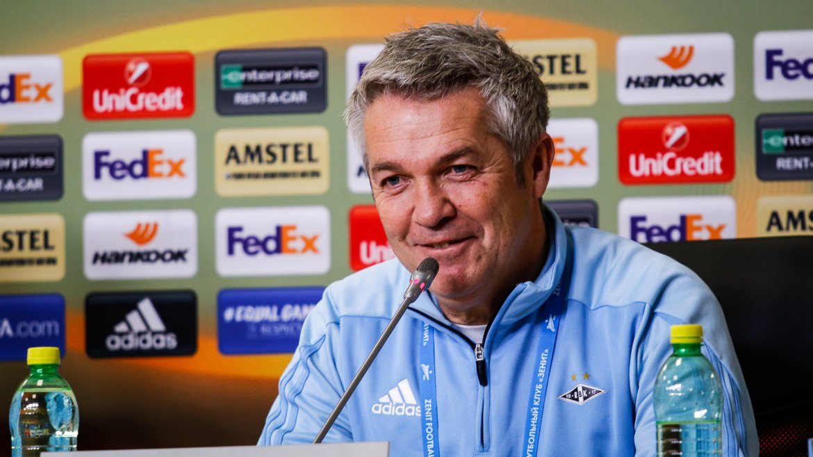 Kåre Ingebrigtsen på den offisielle pressekonferansen.