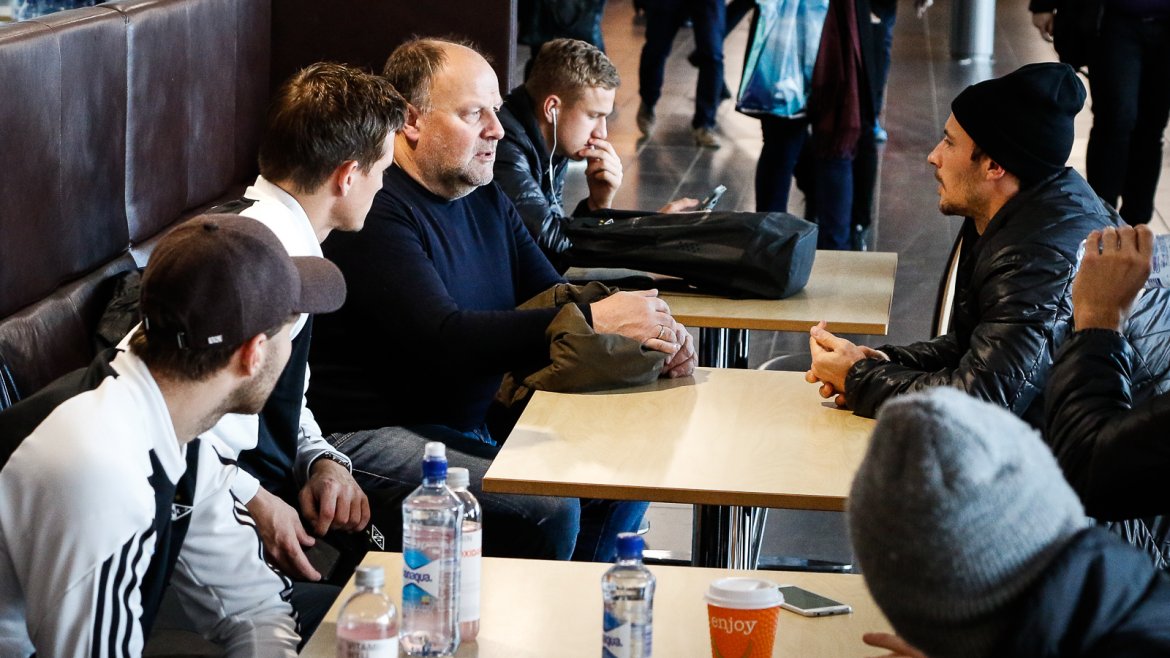 Styreleder Ivar Koteng slår av en prat med kaptein Mike Jensen.