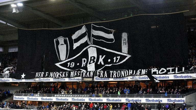 Spillerne ble møtt med dette kjempebanneret