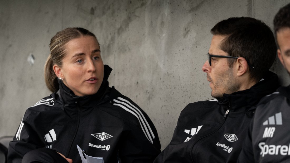 Sigrid Heien Hansen samarbeider tett med hovedtrener Robin Shroot og resten av støtteapparatet.