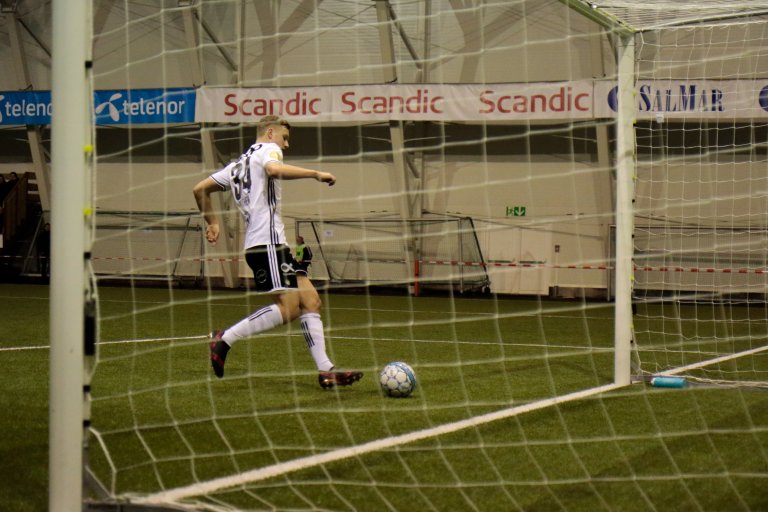 Botheim runder keeper og scorer Rosenborgs første mål i 2018.