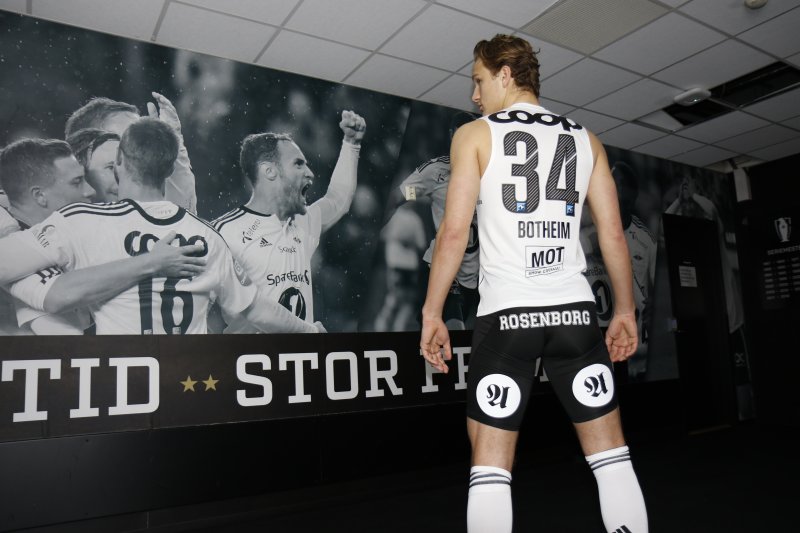 Erik Botheim viser stolt frem Rosenborg-drakta 2020.