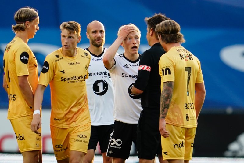 Dommeren var ikke nådig med Birger Meling etter en takling og ga rødt kort. Foto: Ole Martin Wold / NTB scanpix