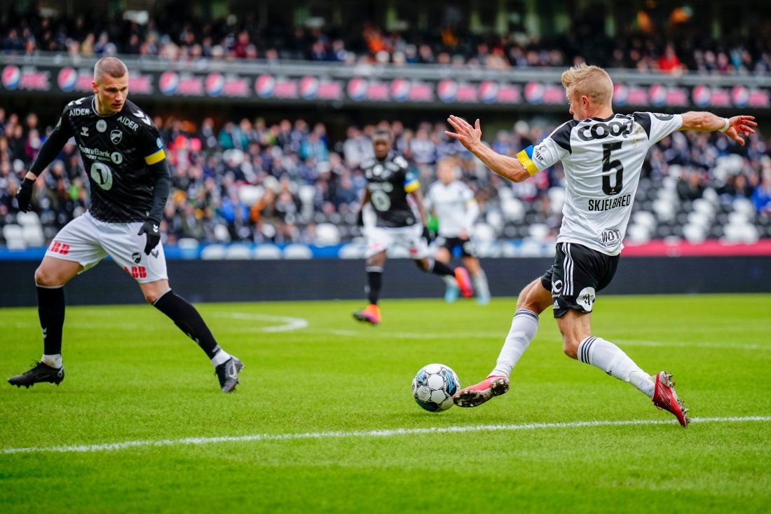 Per Ciljan Skjelbred og Rosenborg dominerte før pause, og la ned en formidabel forsvarsjobb etter hvilen på et regntungt Lerkendal. Foto: Ole Martin Wold / NTB