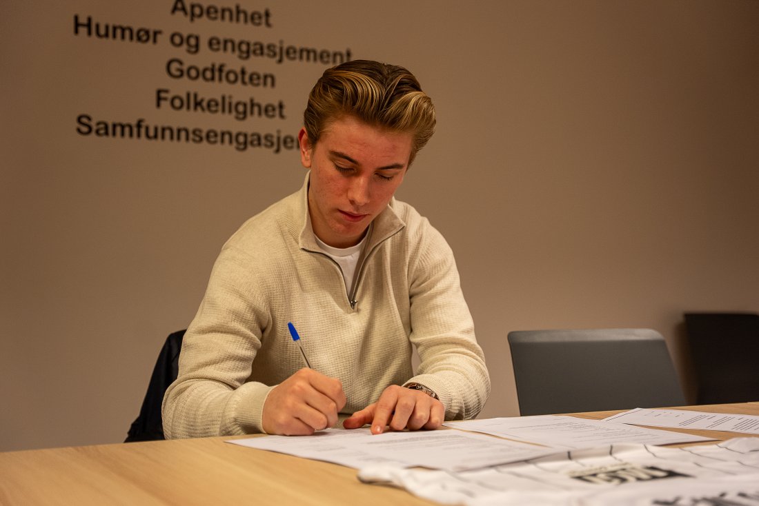 Her skriver Isak Holmen under på treårskontrakten med Rosenborg.