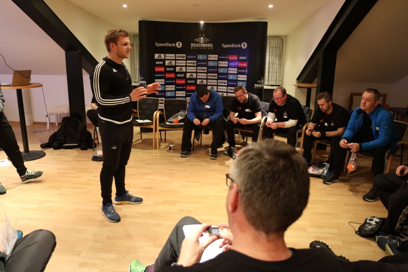 Lasse Hoftun forklarer deltakerne om deres nye bestevenn: skritt-telleren.