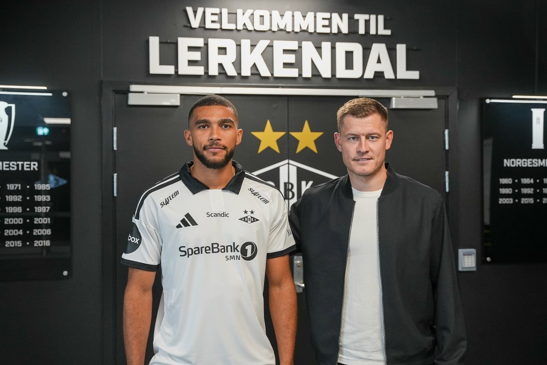 Mark Mampassi sammen med Rosenborgs sportslige leder, Alfred Finnbogason.