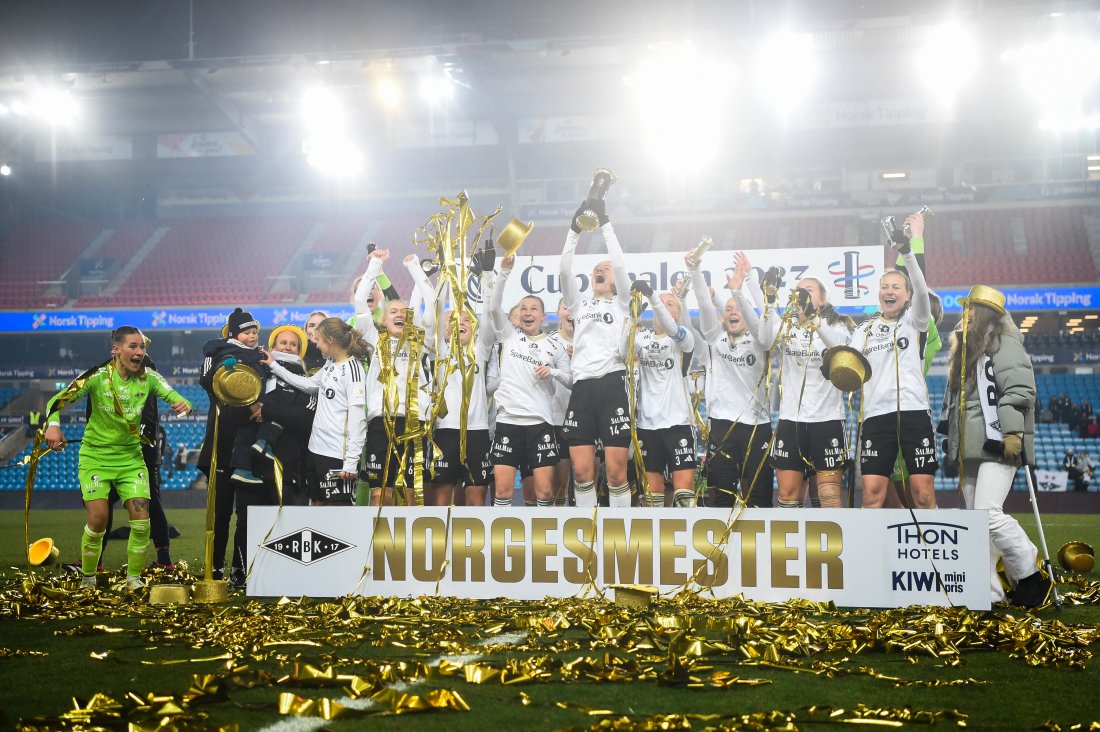 Kristine Minde (nummer to fra høyre) og Rosenborg ble Norgesmester i 2023. Foto: Annika Byrde / NTB