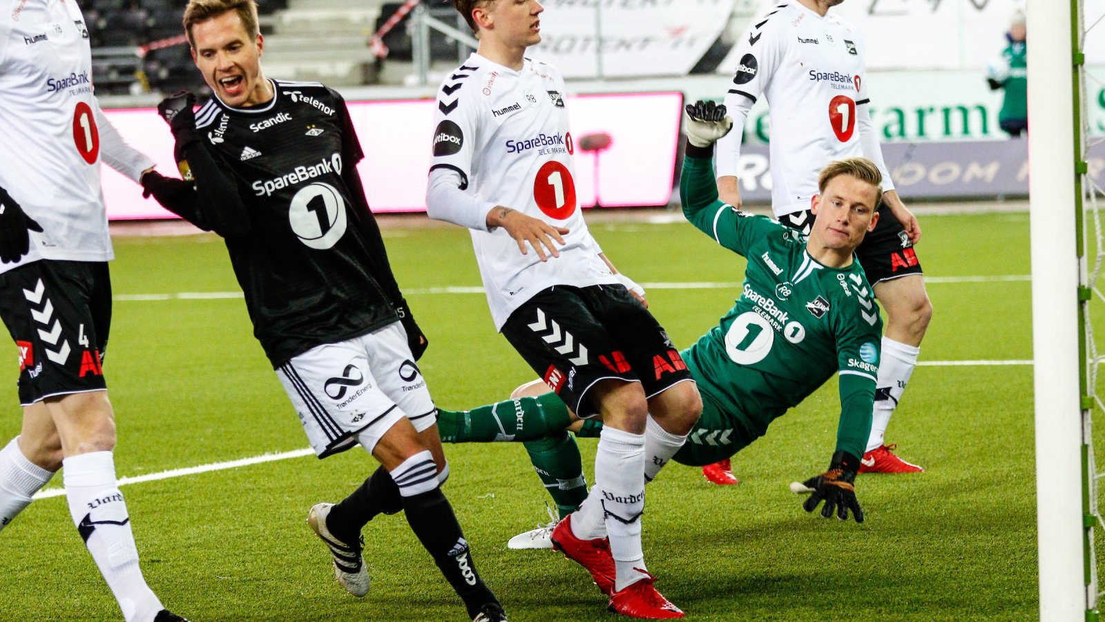 Fotball , 02. april 2018 , Eliteserien
Odd - Rosenborg
Sondre L. Rossbach, Odd
Pål Andre Helland, Rosenborg scorer på frispark
0-1