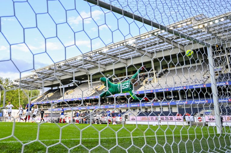 Vålerengas keeper Kristoffer Klaesson var sjanseløs på langskuddet til Marius Lundemo. Midtbanespilleren limte ballen i krysset fra 25 meter! Foto: Ole Martin Wold / NTB scanpix