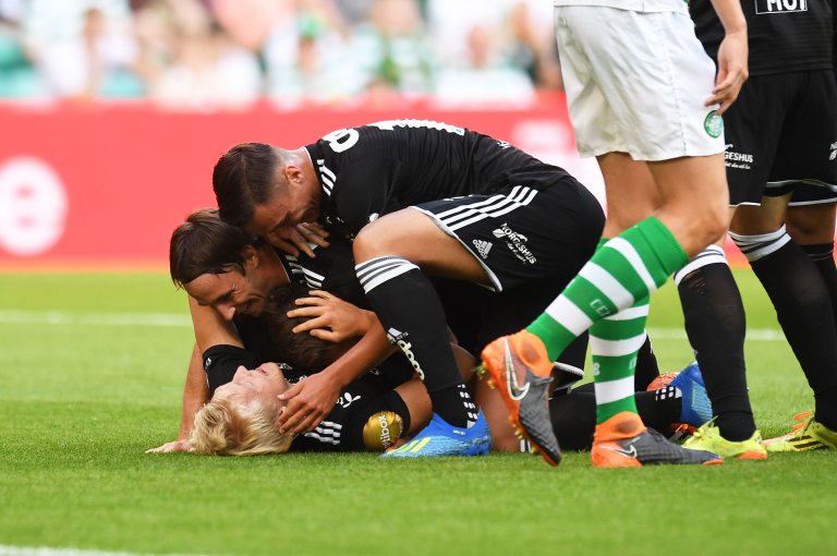 PERFEKT START: Birger Meling banket Rosenborg i føringen i Celtic Park, og ble gratulert av lagkameratene.