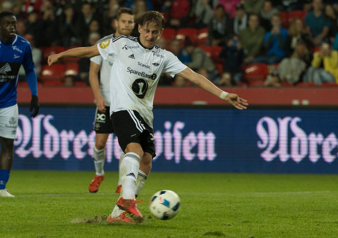 Erlend Dahl Reitan scorer på straffespark i sin første seriekamp for Rosenborg, da Start ble slått 2–0 i 2016.