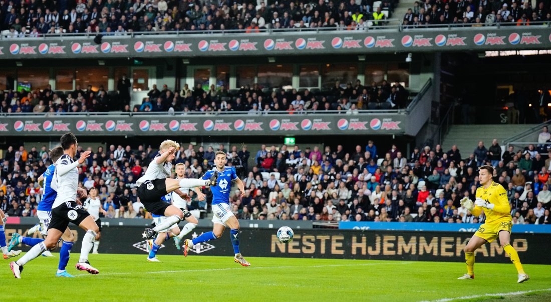 Tobias Børkeeiet med volley-forsøk foran 14 327 tilskuere på Lerkendal.