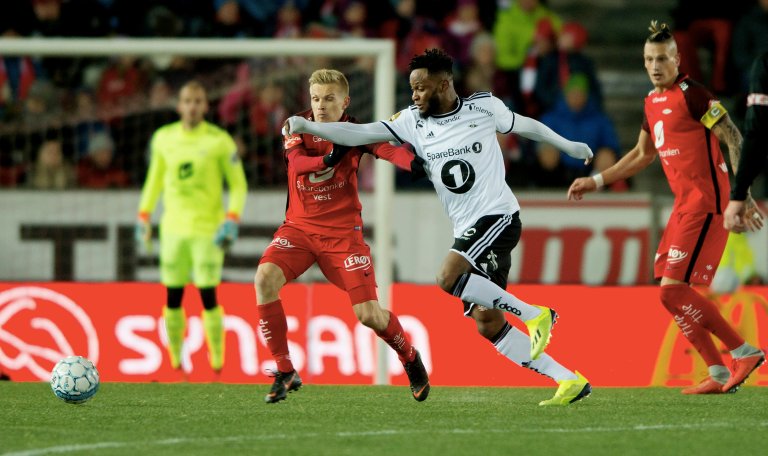 SAMUEL ADEGBENRO var tilbake fra start og skapte mye problemer for Brann. Nigerianeren sendte Rosenborg foran etter 14 minutter.