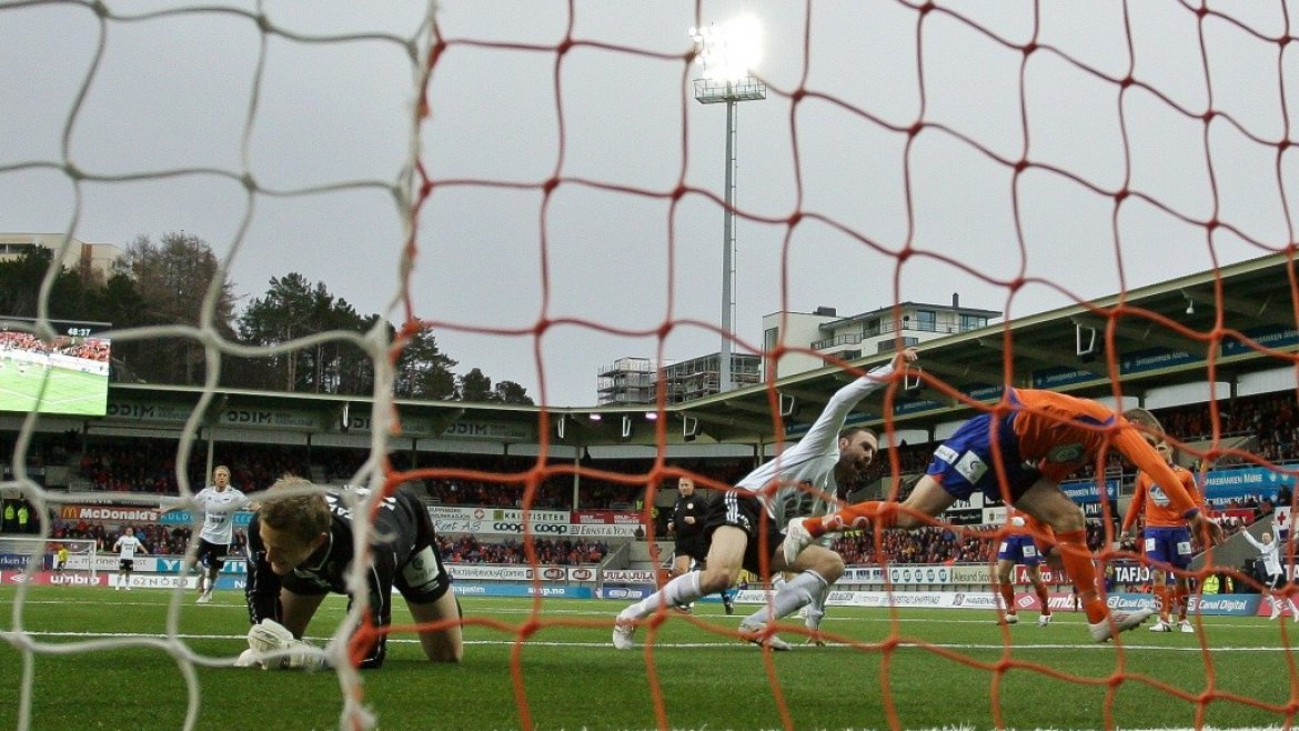 Rade Prica scorer mot Aafk (foto bak mål)