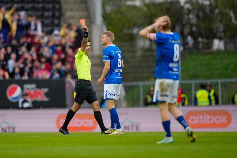 DRAMA FØR PAUSE: Dommer Rohit Saggi med rødt kort til Magnus Christensen etter 34 minutter.