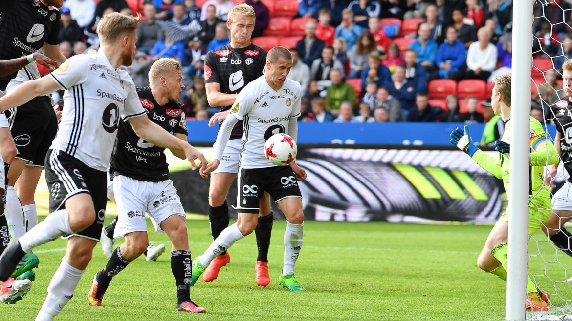 Milan Jevtovic bruker magen til å styre inn 3-0.