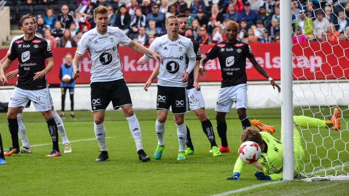 Tore Reginiussen med en stor sjanse som blir reddet på streken.