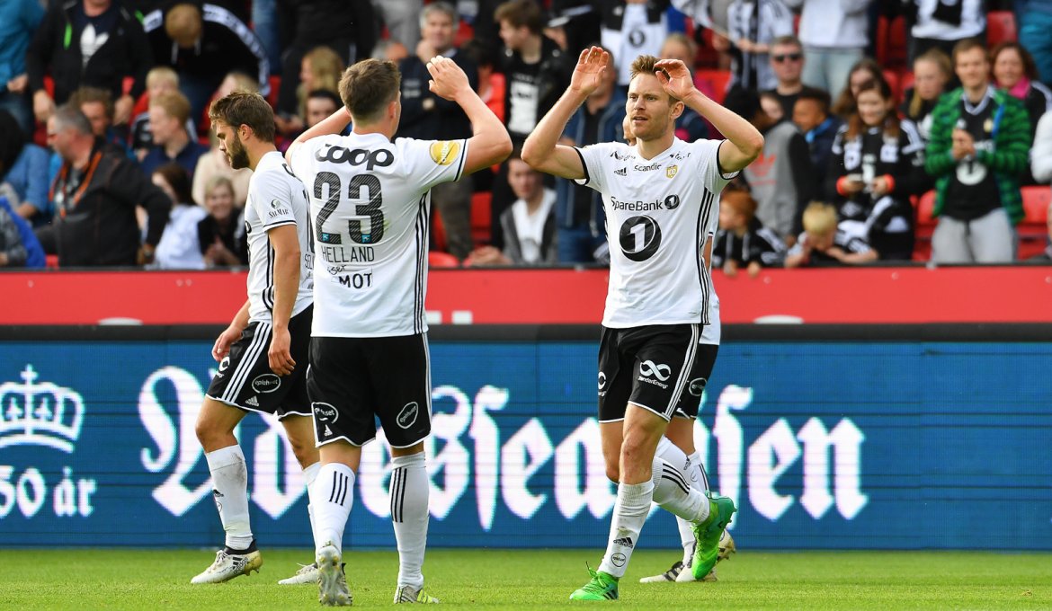 Matthias Vilhjalmsson takker Pål André Helland for assisten.