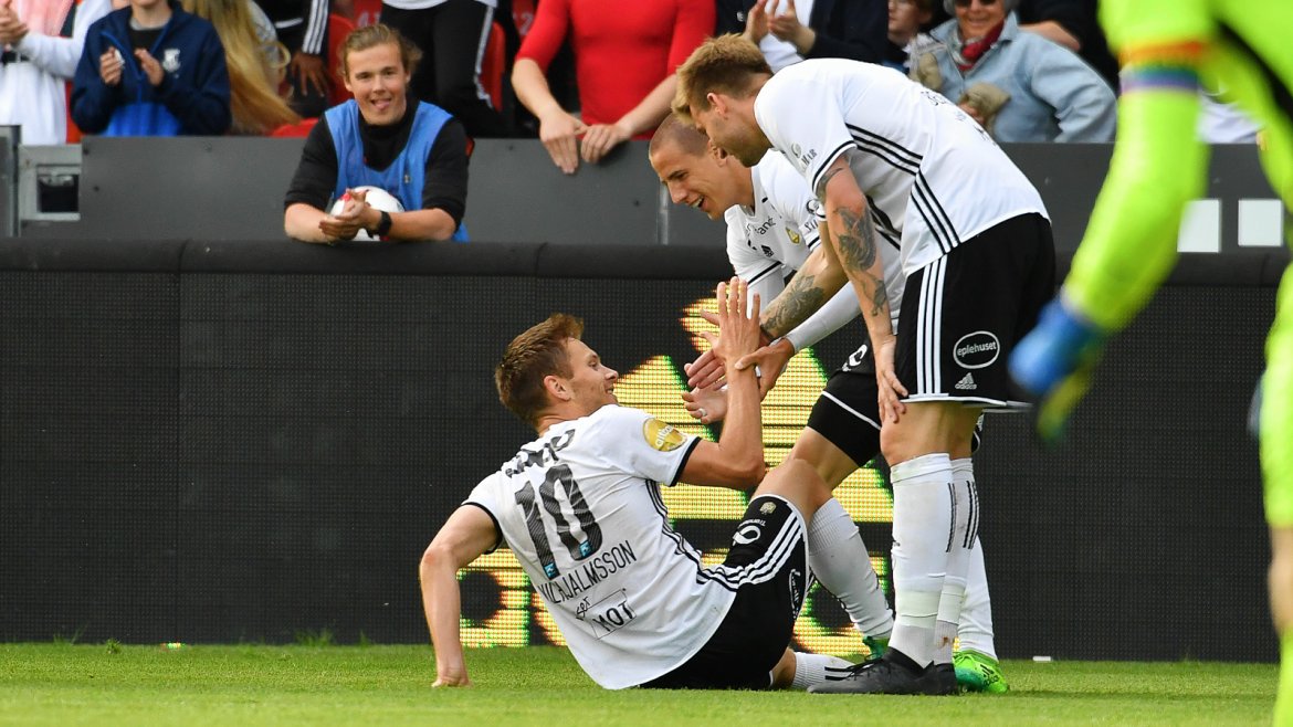 Milan og Nicklas gratulerer Matthias med skåringen.