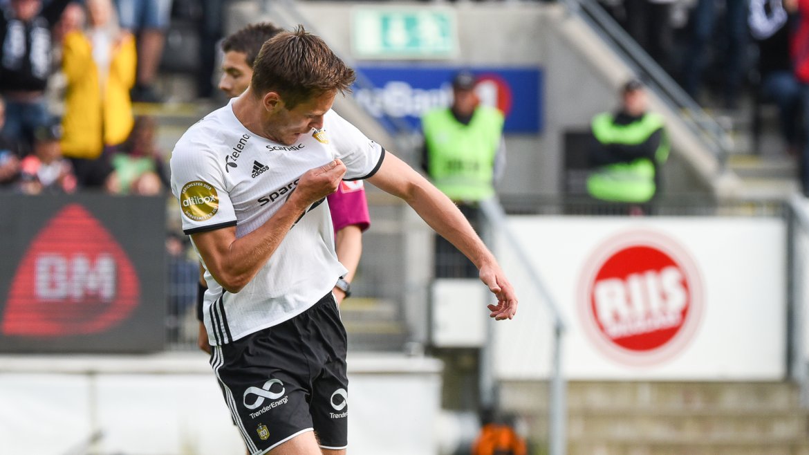 Matthias Vilhjalmsson kysser klubblogoen etter 1-0.